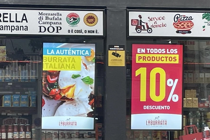 55inch high brightness window display in restaurant